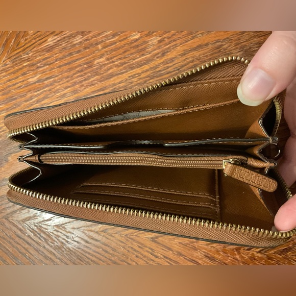 Michael Kors Brown Gold Zipper Wallet! - Picture 14 of 15